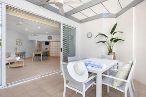 Stunning Poolside Paradise - Amazing Design- 2 Pools-Gym-Parking