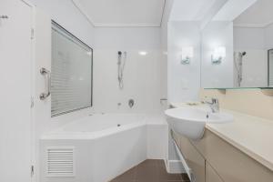 Stunning Poolside Paradise - Amazing Design- 2 Pools-Gym-Parking