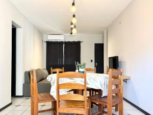 005 - Apto com 2 dormitórios na praia de Bombas