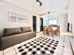 006 - Apto com 2 dormitórios na praia de Bombas