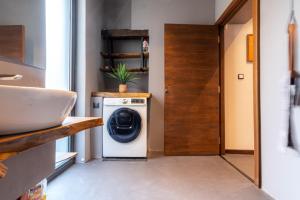 2 Designer Central Apartments FREE Parking Spaces