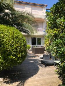 Only 60m to the beach, 2 bedroom cozy apartment, 80m2 big garden, very central