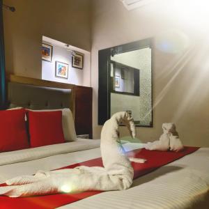 EMINENCE - PALM RESIDENCY (1.5 KM FROM NAKKI LAKE)