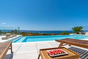 Seaview Villa Nocturno with 4 en-suite bedrooms, private 35smq infinity pool with hydromassage