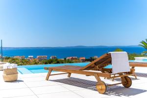 Seaview Villa Nocturno with 4 en-suite bedrooms, private 35smq infinity pool with hydromassage