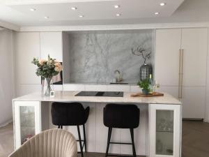 Stan- och strandnära poolvilla.