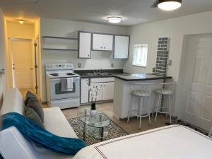 (B) Casa Azul. Minutes from the Beach & Mall