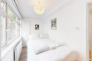 Modern 4BR Kings Cross - Patio & Balcony