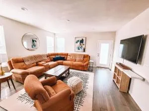 Pet Friendly w/3 Masters Suites all with En-Suite Full Bathrooms/Sleeps 11+ - Gleneagle