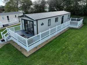 Hot Tub Lodge Cornwall - Meadow Lakes Holiday Park - Grampound