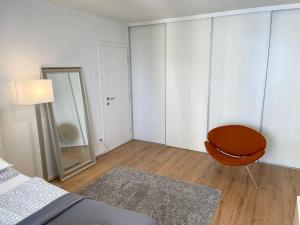 Spacious Apartment near Train Station 