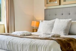 4 BR Home w Resort Amenities + 3 Mi to Disney