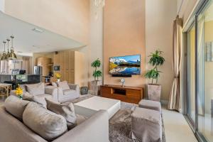 4 BR Home w Resort Amenities + 3 Mi to Disney