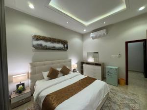 شقة ارضية بمدخل مستقل غرفة وصالة النرجس ١٢