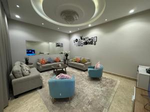 شقة ارضية بمدخل مستقل غرفة وصالة النرجس ١٢