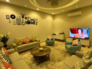 شقة ارضية بمدخل مستقل غرفة وصالة النرجس ١٢