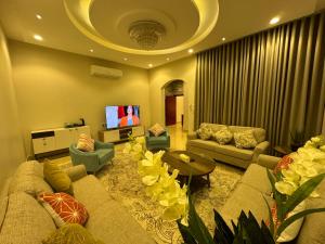 شقة ارضية بمدخل مستقل غرفة وصالة النرجس ١٢