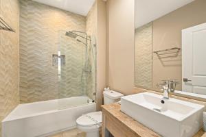 Outdoor Kitchen + 8 Min to Disney + Resort Cabanas