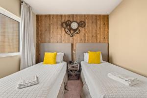 Outdoor Kitchen + 8 Min to Disney + Resort Cabanas