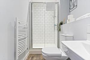 Vibrant Bliss - Luxury City Centre stay, SLEEPS 8, Central Location, BULLRING, Fully Equipped Kitchen, KING BED, 2 Bathrooms,Terrace city view, Free WIFI and Board Games