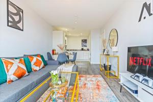 Vibrant Bliss - Luxury City Centre stay, SLEEPS 8, Central Location, BULLRING, Fully Equipped Kitchen, KING BED, 2 Bathrooms,Terrace city view, Free WIFI and Board Games