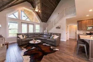 Redland Retreat 3BR/3BA Cabin, Ellijay, GA - Mountainside Bliss - 道尔顿