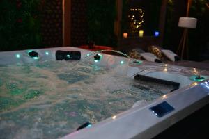 Appartements Suite Luxure : Nimes, France : photos des chambres