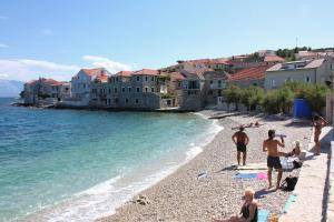 Apartments with a parking space Postira, Brac - 22201