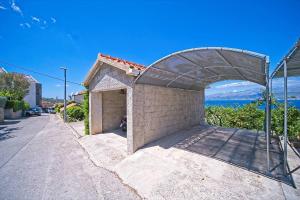 Apartments with a parking space Postira, Brac - 22201