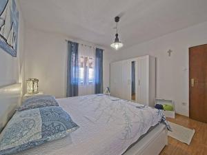 Apartments with parking spaces Postira, Brac - 22201