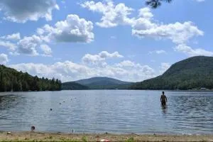 Cedar Creek! Privacy, quick walk to the beach - Hardwick