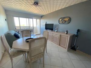 Appartement 46 pers. les pieds dans leau avec parking à St-Hilaire-de-Riez - FR-1-323-516