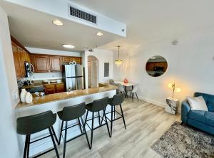 Balcony King Suite - Lake & Pool view