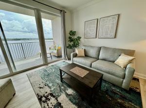 Balcony King Suite - Lake & Pool view