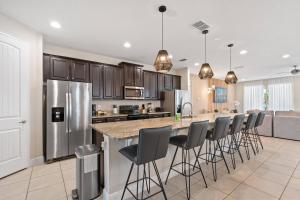 New Luxury 10bd Home with Movie Game Room 2302