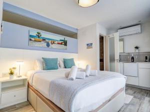 Blue Serenity by Hello Homes Sitges