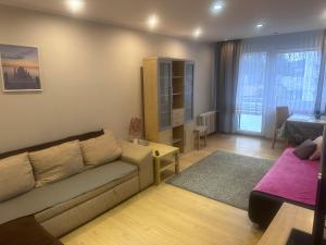 Uroczy apartament dwa pokoje,3 oddzielne spania,las,Skm, plaża, parking