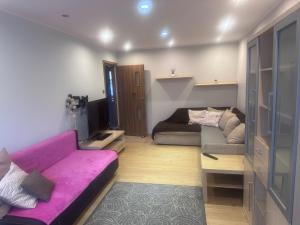 Uroczy apartament dwa pokoje,3 oddzielne spania,las,Skm, plaża, parking