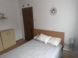 Uroczy apartament dwa pokoje,3 oddzielne spania,las,Skm, plaża, parking