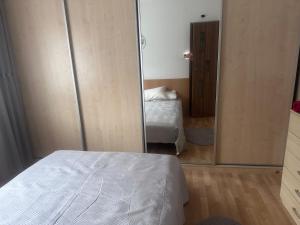 Uroczy apartament dwa pokoje,3 oddzielne spania,las,Skm, plaża, parking