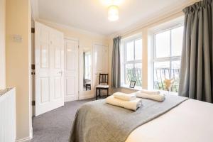 Spacious 4-bedroom townhouse in the city center with free parking