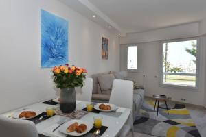 AU PORT - BRAND NEW flat w 1 bedroom, balcony, parking, AC