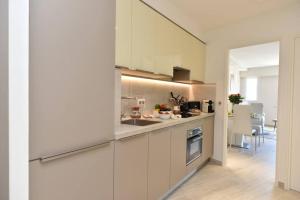 AU PORT - BRAND NEW flat w 1 bedroom, balcony, parking, AC
