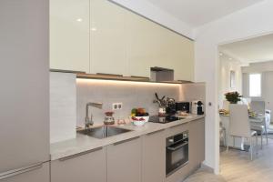 AU PORT - BRAND NEW flat w 1 bedroom, balcony, parking, AC