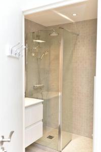 AU PORT - BRAND NEW flat w 1 bedroom, balcony, parking, AC