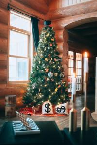 Private Hot Tub Sauna Indoor pool ski Monopoly