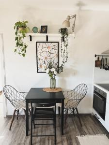 Urban Jungle Apartment 1 - Free Parking