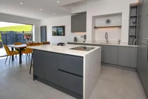 Dexters Den - Sea views, yards from Beach - Amble