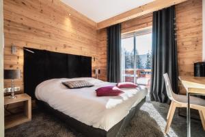 Double Room with Balcony and Shower - Cosy room in Hotel Les Mélèzes