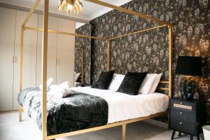 Spacious 6 bedroom House - Sleeps 11, Convenient Location, Perfect for FAMILIES